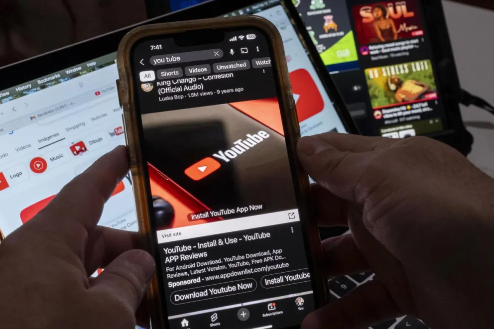 Fotografía de archivo de imágenes de la aplicación YouTube en las pantallas de un teléfono móvil y un ordenador. Foto: EFE