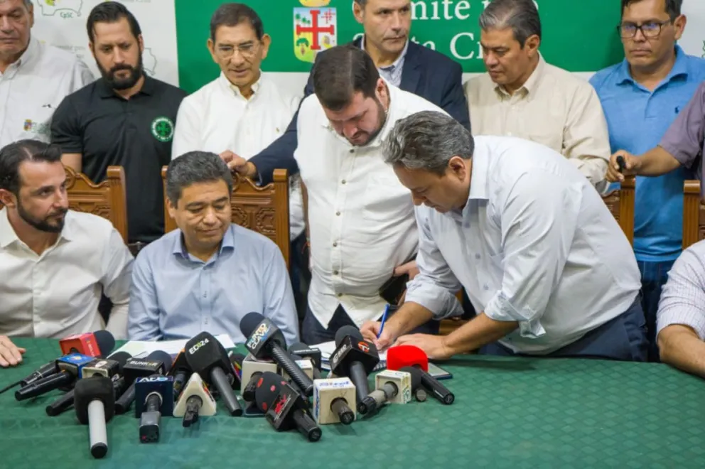 La firma para la provisión de combustibles en Santa Cruz. Foto: YPFB