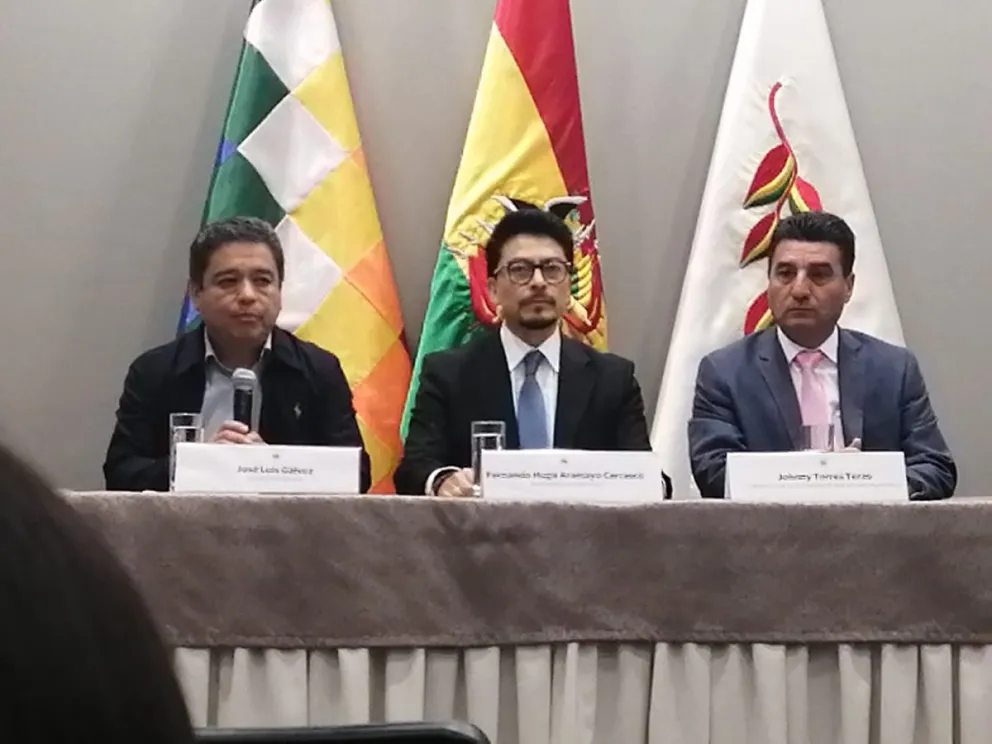 José Luis Gálvez, vocero presidencial, Fernando Aramayo, ministro de la Presidencia y Jhonny Torrez, presidente de la FAM en conferencia de prensa. Foto Edmundo Morales
