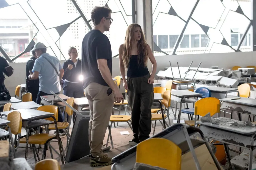 La cantante colombiana Shakira visita la Institución educativa Carrasquilla Industrial, luego del terremoto de magnitud 7,4 en Quibdó (Colombia). Foto: EFE