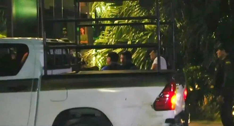 Policías llegan al lugar donde la mujer fue baleada en Santa Cruz