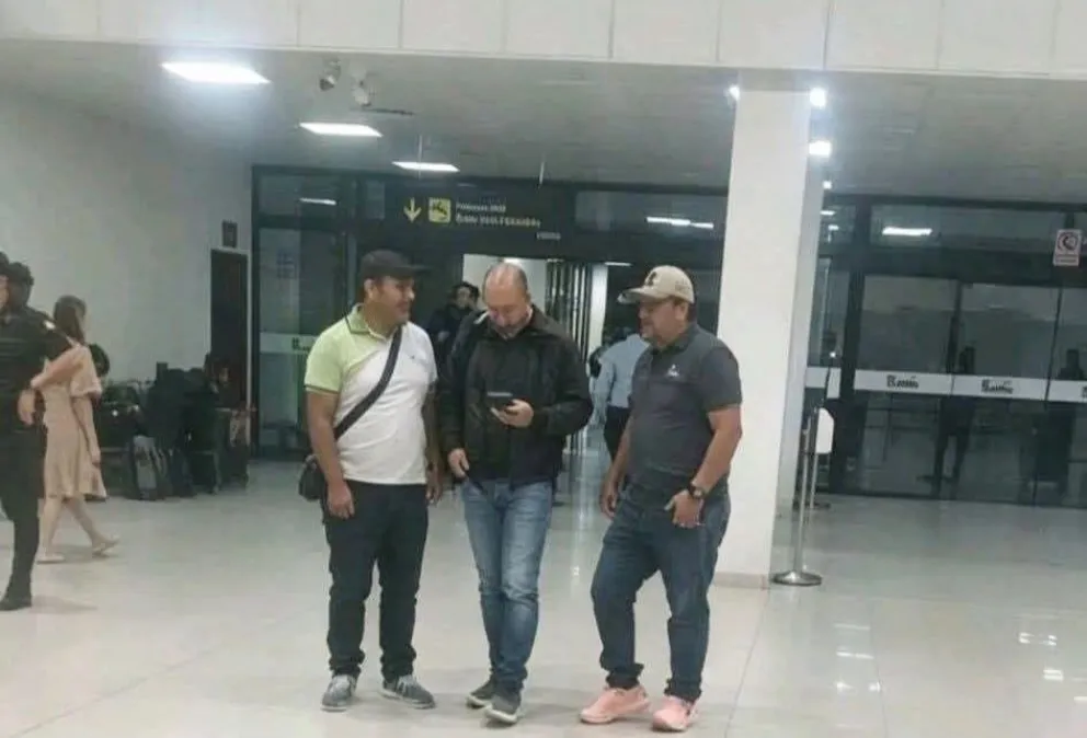 El asesor presidencial Fernando Cerimedo (c) al momento de su captura en el aeropuerto de Viru Viru. Foto archivo: Noticias EFM