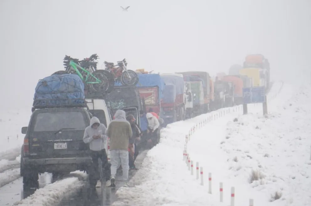 Se registran nevadas en el sector de La Cumbre (salida a Los Yungas). Foto: APG 