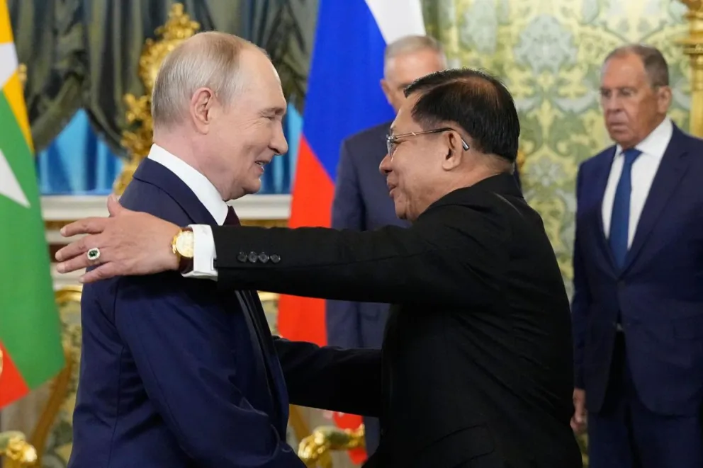 El Presidente ruso Vladímir Putin (I) da la bienvenida al Presidente de Myanmar, Min Aung Hlaing (C), durante su reunión en el Gran Palacio del Kremlin en Moscú, Rusia, el 18 de agosto de 2026. 