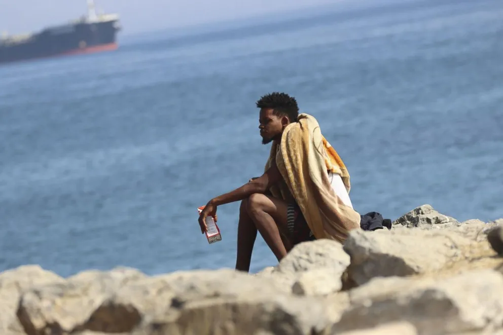 Más de un centenar de inmigrantes acampados en la playa del Trampolín, en Ceuta, tras atravesar la frontera de Marruecos el pasado 30 de julio iniciaron el lunes una huelga de hambre para pedir asilo en España. Foto: EFE 