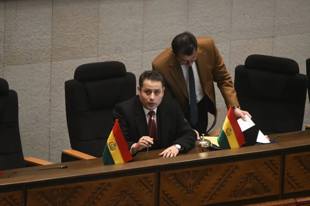 El vicepresidente Edmad Lara en sesión del Legislativo, junto a su asesor Freddy Vidovic. Foto: APG 