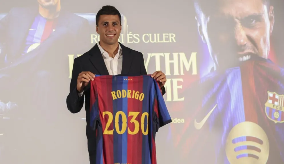 Rodri con la polera del Barcelona durante el acto de presentación. Firmó un contrato hasta 2030. Foto: EFE