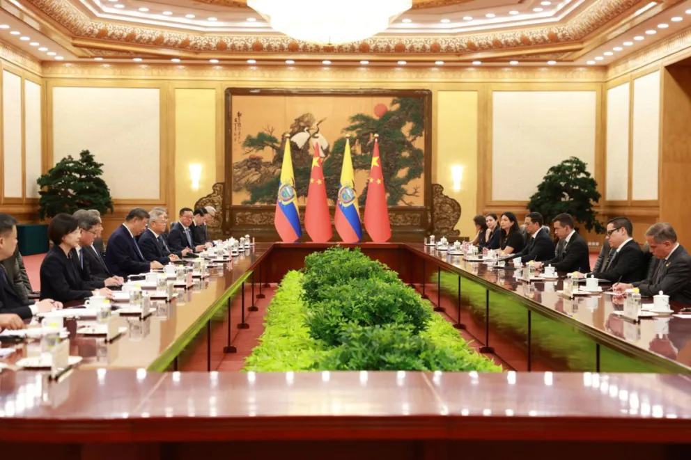 Fotografía cedida por la Presidencia de Ecuador que muestra a su mandatario, Daniel Noboa (c-d), y al presidente de China, Xi Jinping (c-i), durante una reunión oficial en Pekín (China). Foto: EFE