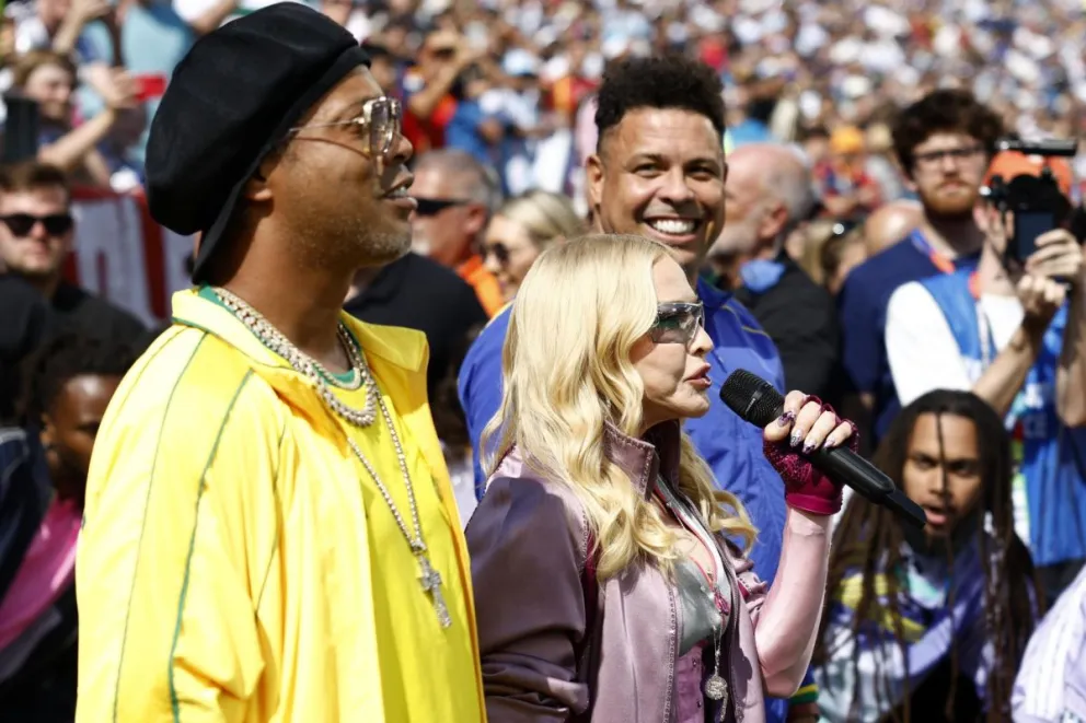 Fotografía tomada el pasado 19 de julio, en la que se captó a la cantante estadounidense Madonna (c), acompañada de los exfutbolistas brasileños Ronaldo (d) y Ronaldinho (i), durante el espectáculo de medio tiempo de la final de la Copa Mundial Foto: EFE