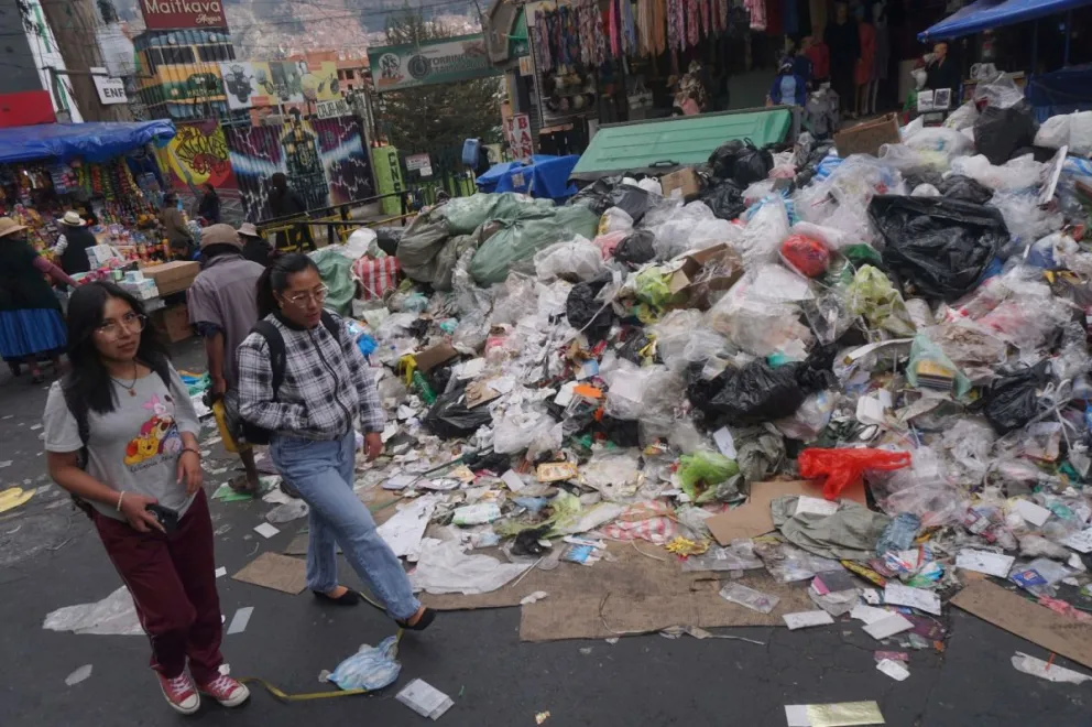 La basura desparramada en las calles de La Paz. Foto APG