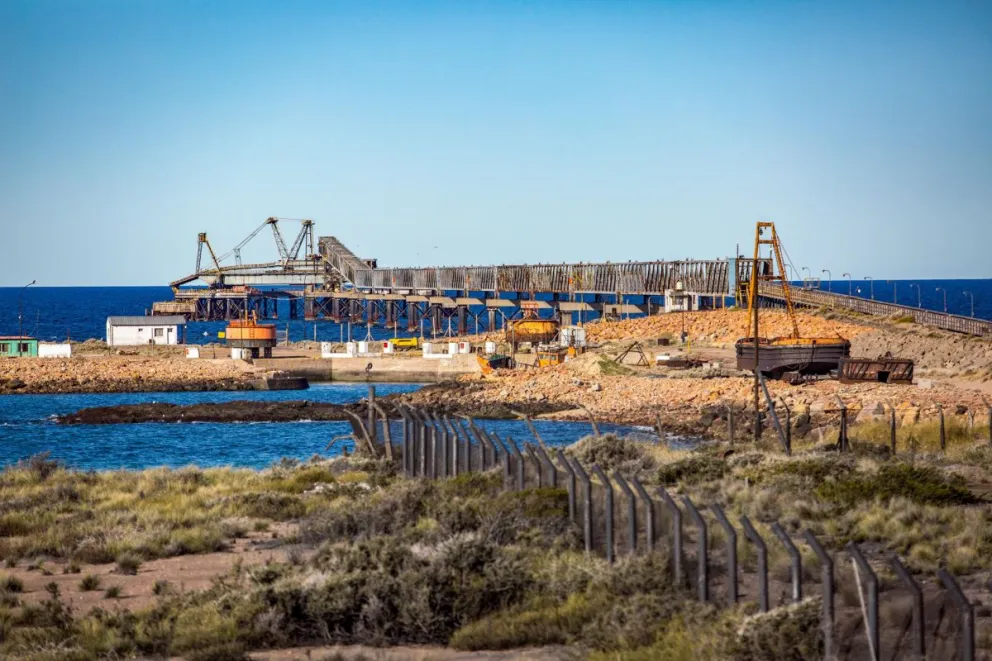 Complejo donde se desarrollará el puerto de YPF para la exportación de gas GNL en Sierra Grande, en la provincia de Rio Negro (Argentina). Foto: EFE