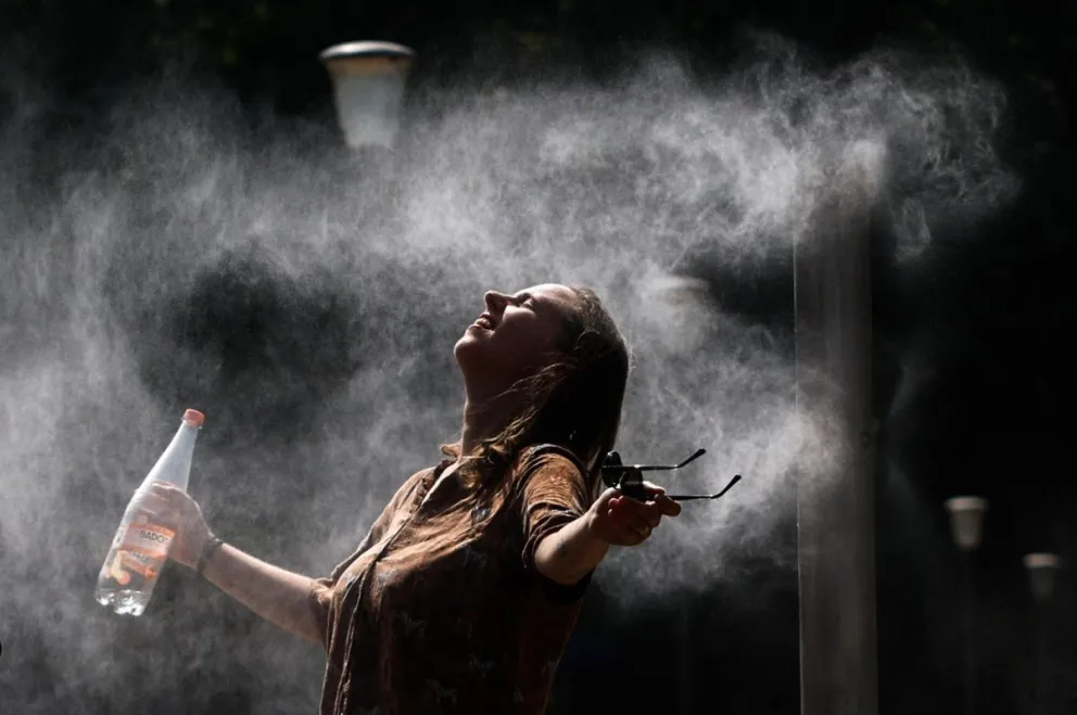 Una mujer se refresca en el Parque de Bercy en París este mes. Foto: EFE