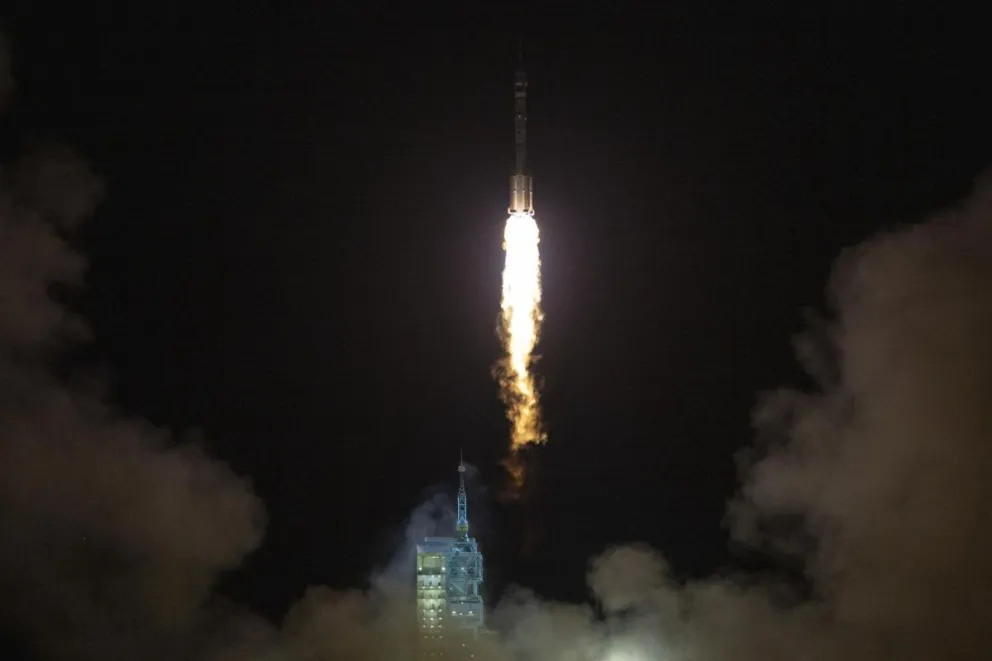 La misión espacial Shenzhou-23, transportada por un cohete Larga Marcha 2F, despega desde el Centro de Lanzamiento de Satélites de Jiuquan, cerca de Jiuquan (China). Foto: EFE