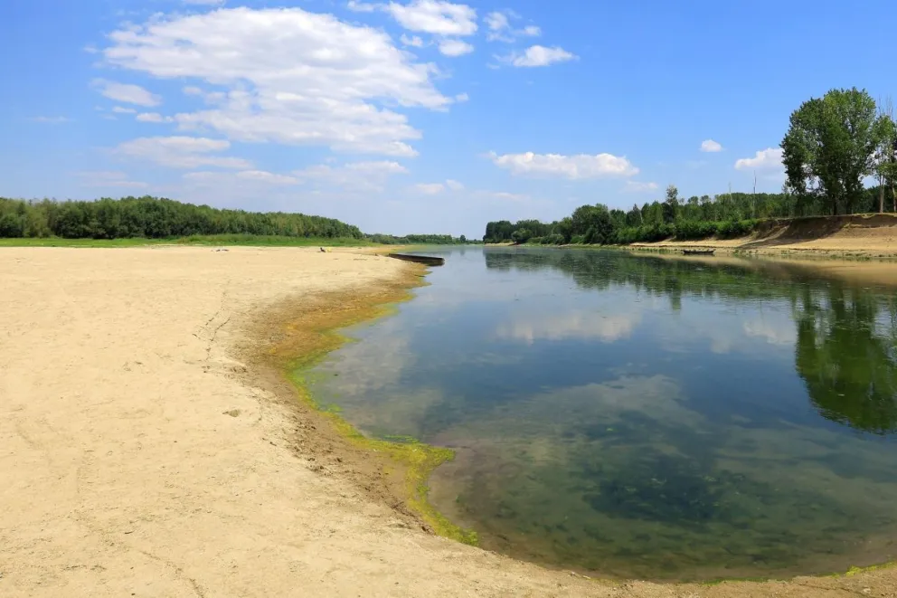 Bajo nivel del río Danubio a su paso por la localidad de Roseti, en Rumanía, en una imagen de principios de agosto. Foto: EFE