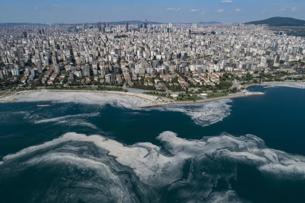 Un dron que muestra el mar de Mármara cubierto de «mocos marinos» en Estambul, Turquía. Foto: EFE