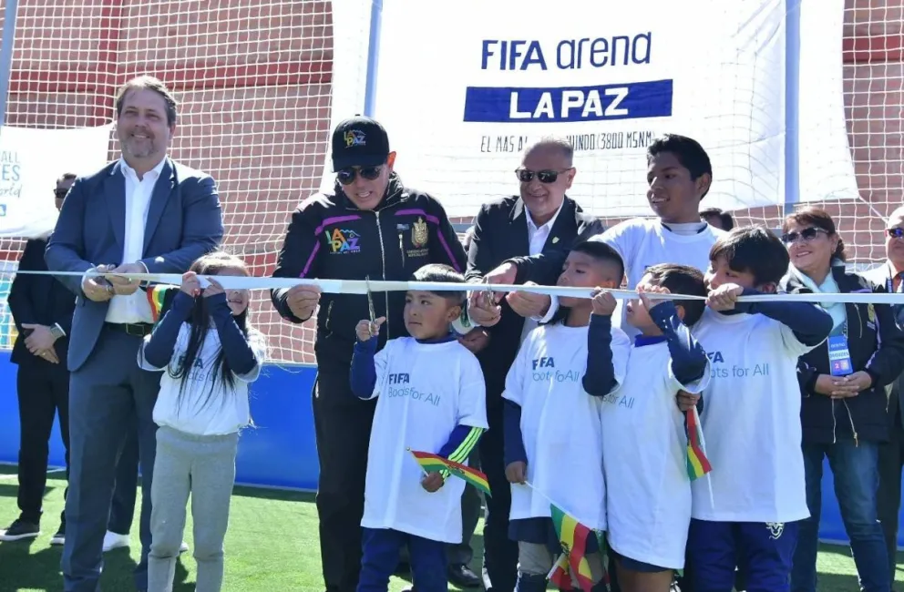 Fernando Costa (centro), presidente de la FBF, junto al alcalde César Dockweiler, Jair Bertoni, director regional de la FIFA, y varios niños durante el corte de cinta. Foto: APG