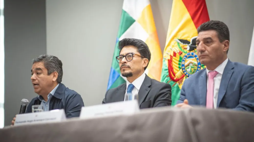 La reunión que sostuvieron autoridades del Ejecutivo con el presidente de la FAM-Bolivia y alcalde de Tarija, Jhonny Torres. 