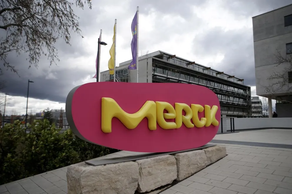 Fotografía de archivo del logo de la farmacéutica estadounidense Merck, en la sede de la compañía, en Darmstadt. (Alemania) Foto: EFE