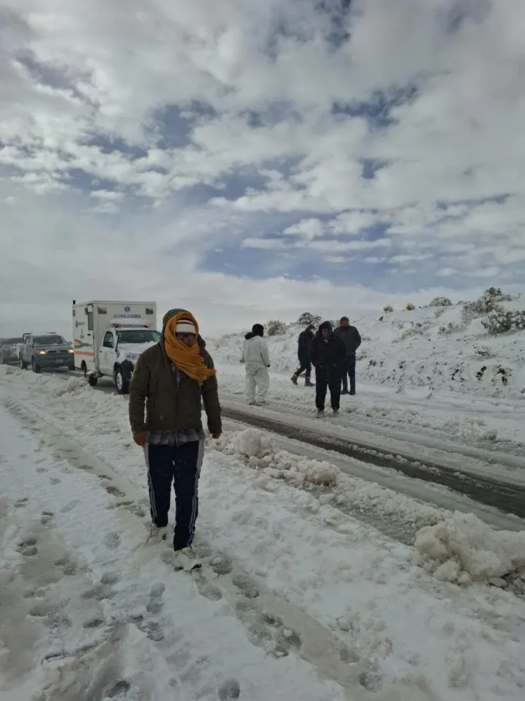 Vehículos varados en la carretera Uyuni-Pulacayo. Foto Radio Uno Noticias Uyuni