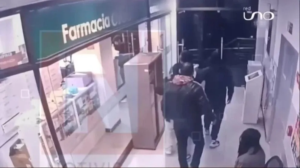 Las cámaras de seguridad de la clínica muestran al paciente que sale junto a dos hombres. Foto Red Uno