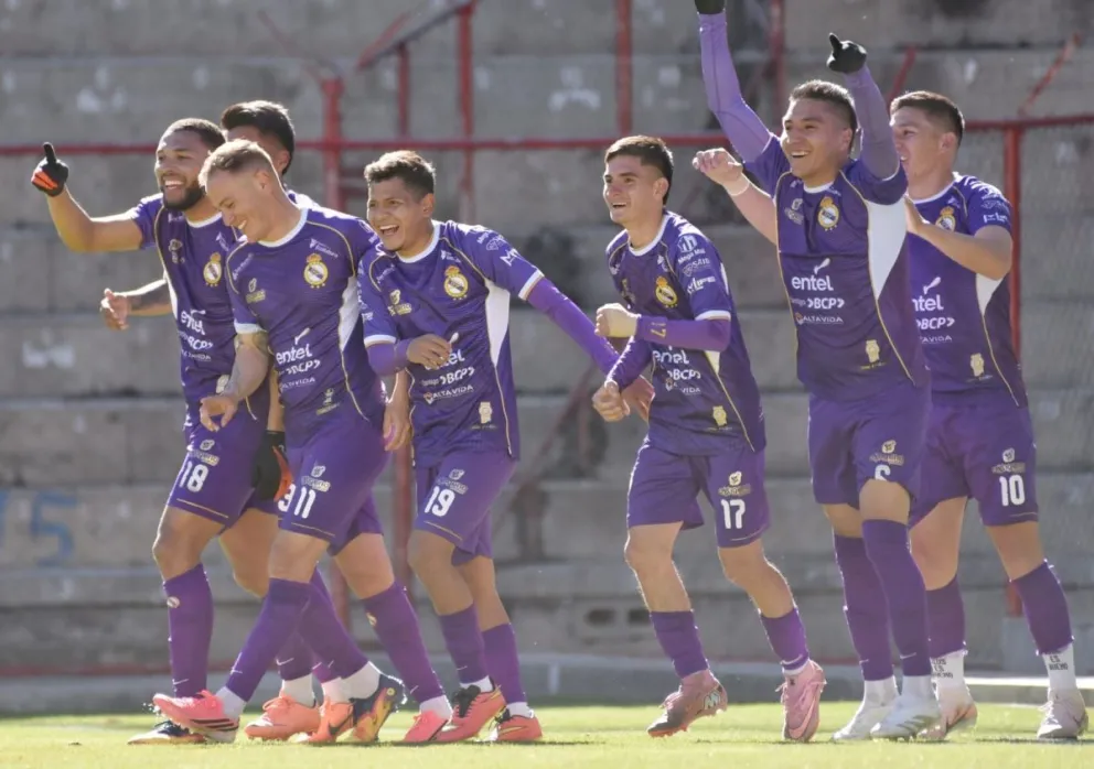 Jugadores de Real Potosí festejan su primer gol ante ABB en El Alto. Foto: Agencia Marka Registrada