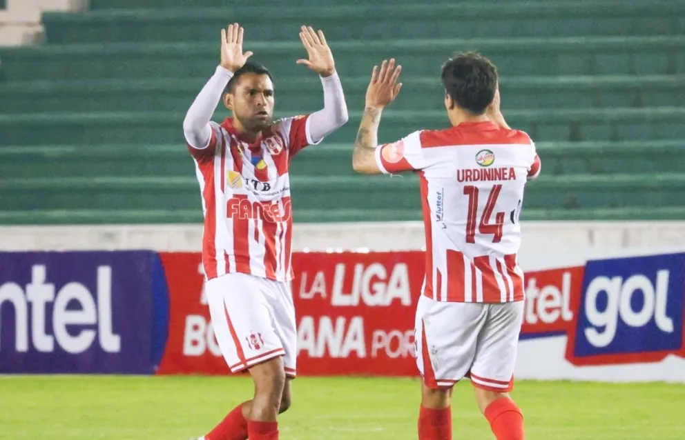 La celebración de los chuquisaqueños que sumaron el primer triunfo en el seriado. Foto: Agencia Marka Registrada