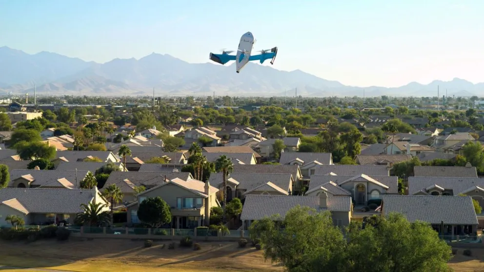 Fotografía cedida este 19 de agosto por Amazon que muestra un dron de reparto de Amazon Prime Air, al sobrevolar un barrio residencial en Estados Unidos. Foto: EFE
