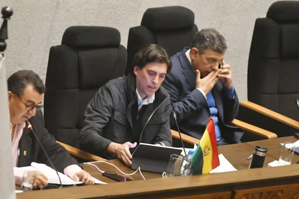 El ministro de Obras Públicas, Mauricio Zamora, en el acto de interpelación en la Asamblea Legislativa. Foto : APG