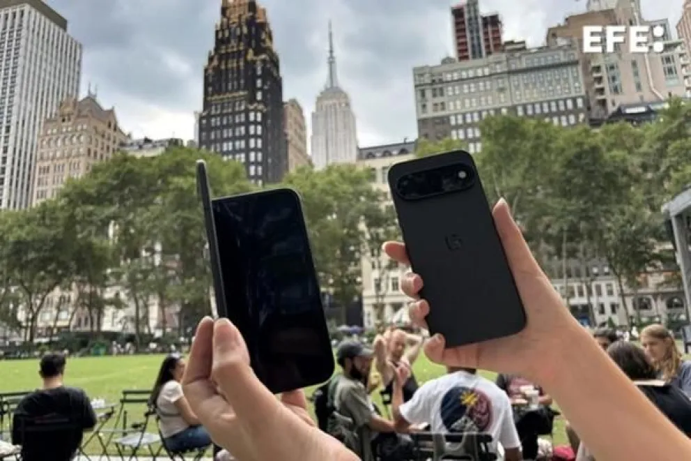 Una persona sostiene dos teléfonos potenciados con inteligencia artificial (IA). EFE/Sarah Yáñez-Richards
