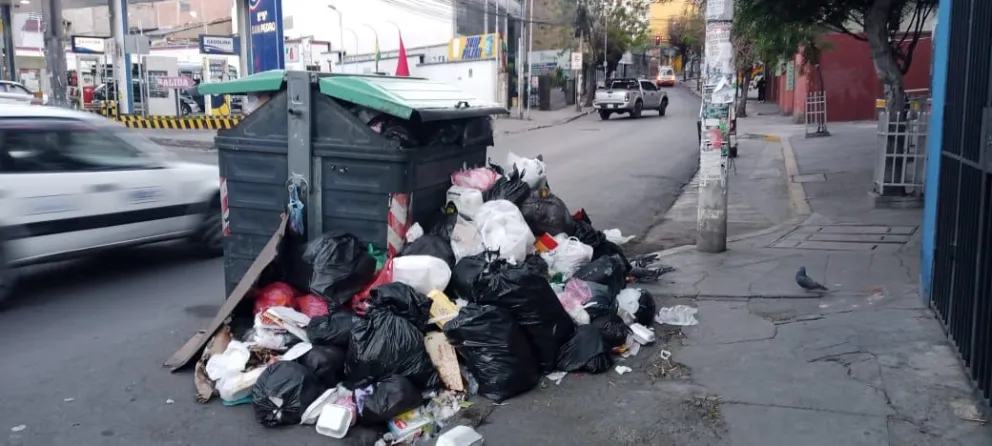 Basura acumulada alrededor de un contenedor en la ciudad de La Paz. Foto: Visión 360
