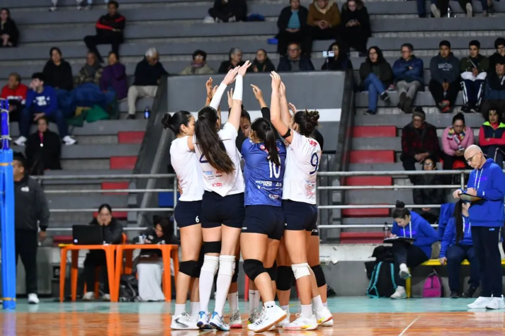 Festejo de las jugadores de Olympic tras su partido. Foto: Luigi Orgero Campos.