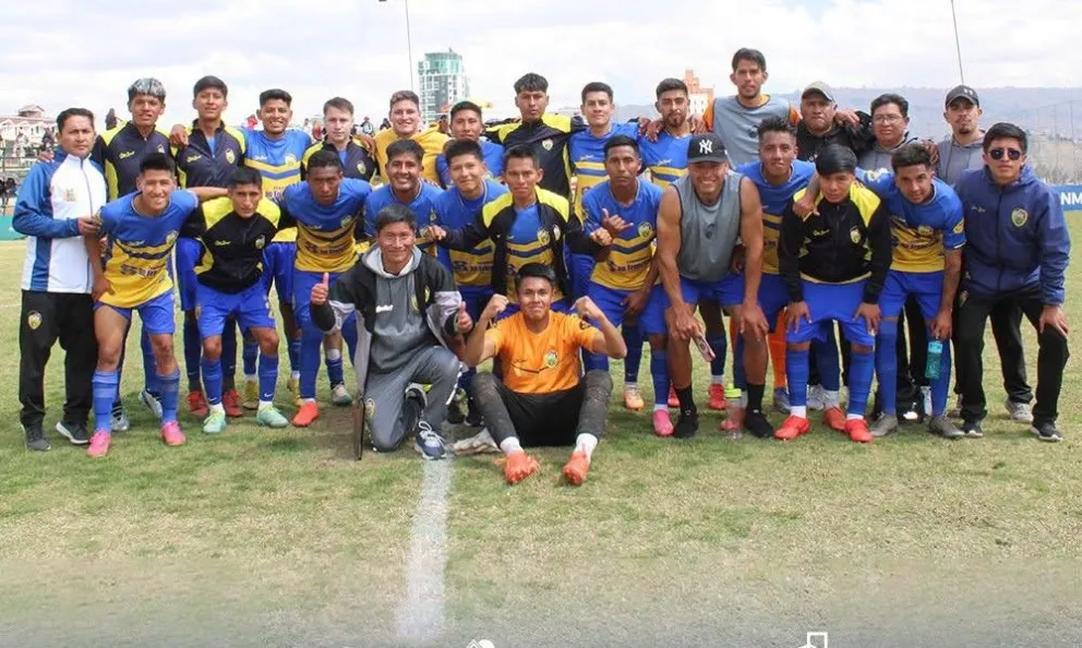 Jugadores, cuerpo técnico y dirigentes de Fatic, después de uno de sus últimos entrenamientos. Foto: Club Fatic