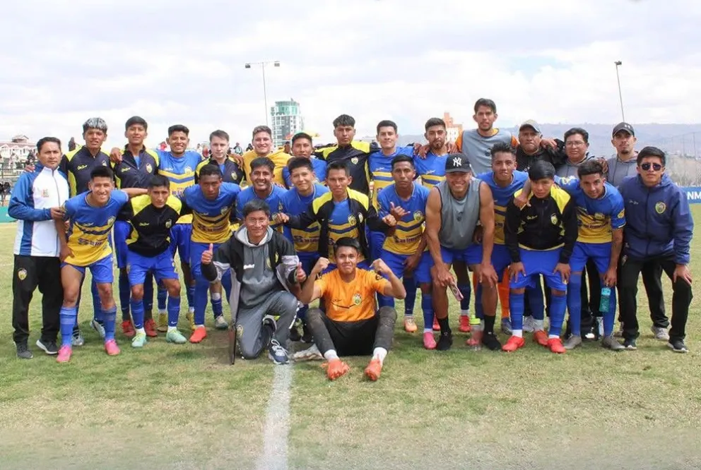 Jugadores, cuerpo técnico y dirigentes de Fatic, después de uno de sus últimos entrenamientos. Foto: Club Fatic