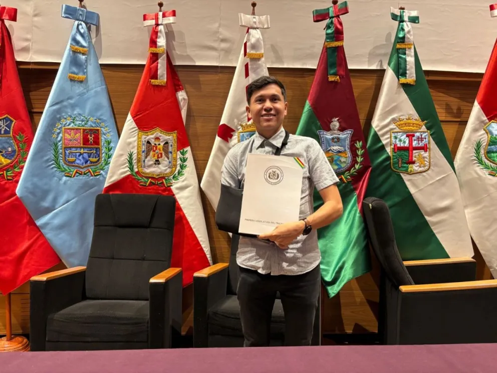 Quemaya con su distinción en la Asamblea Legislativa Plurinacional de Bolivia. Foto: Álvaro Quemaya.