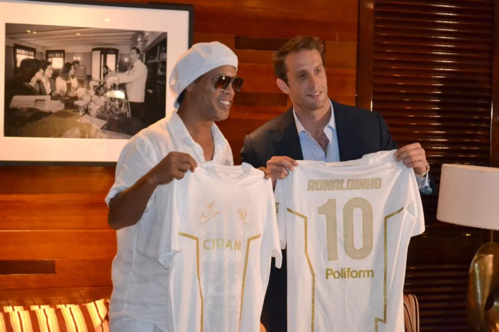 Ronaldinho Gaúcho (izq.) y el presidente del Ravenna, Ignazio Cipriani, posan con camisetas. Foto: EFE.