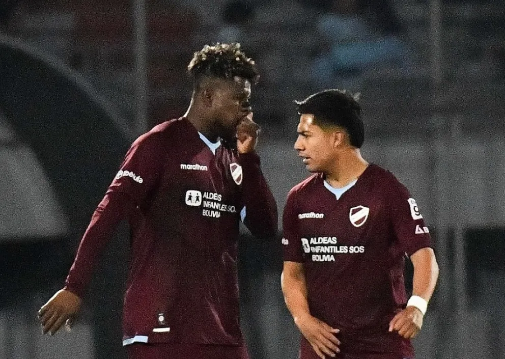 Asprilla (izq.) habla con su compañero Velásquez durante el cotejo con Aurora. Foto: APG.
