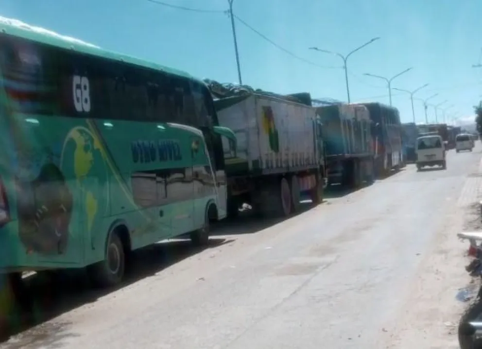 Filas de vehículos a la espera de cargar combustible en El Alto. Foto: Wara Tv 
