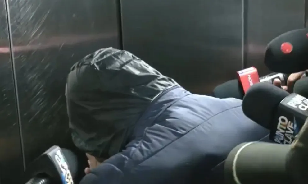 Fernando Cerimedo se cubre al llegar al juzgado en Santa Cruz. Foto: Captura de imagen