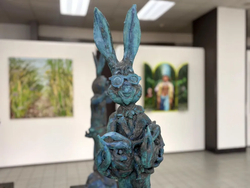 Fotografía que muestra una obra del pintor y escultor español Luis Ivorra durante la exposición 'Benito 100 x 35' este miércoles, en la Galería I Am Art en San Juan (Puerto Rico). EFE