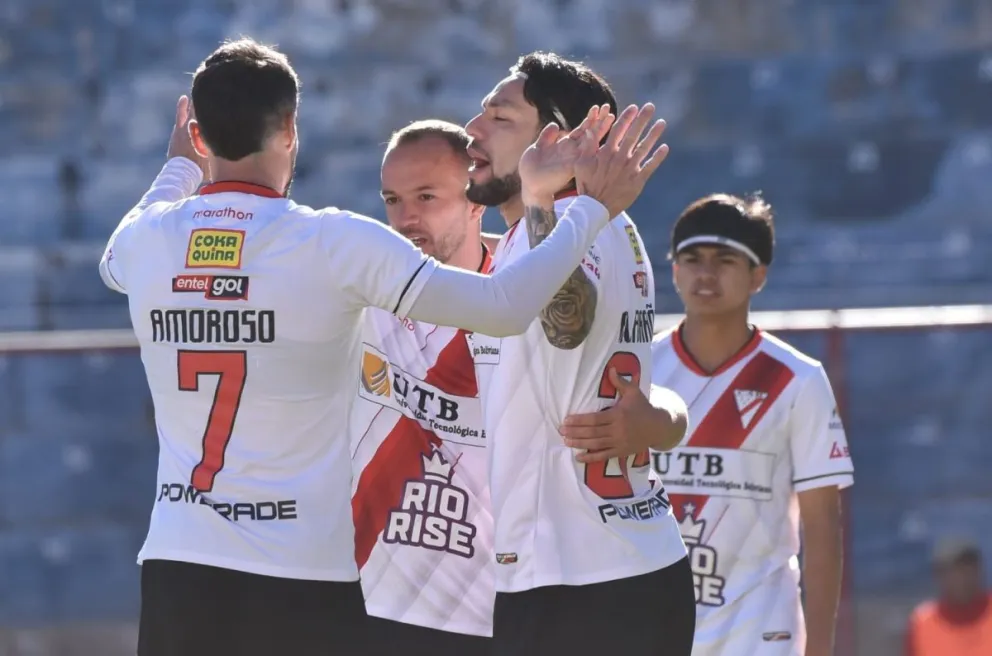 Amoroso y Godoy celebran el tercer gol del partido anotado por Alarañaz. Foto: Agencia Marka Registrada