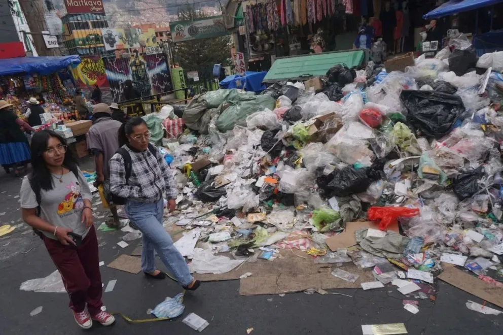 La basura se encuentra desparramada por las calles de la ciudad de La Paz. Foto: APG