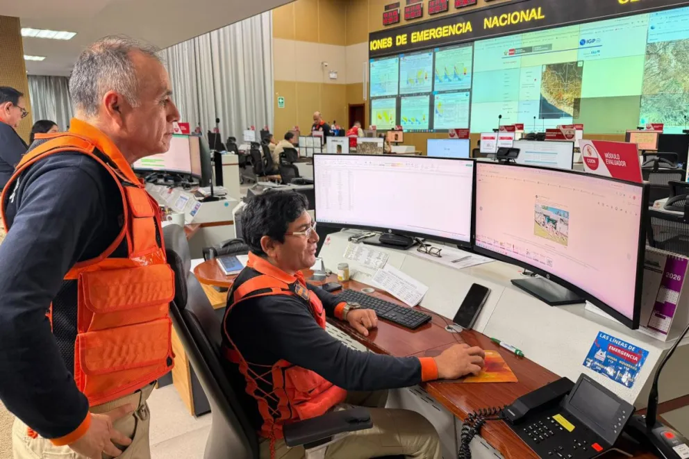 Fotografía tomada de la cuenta en X @indeciperu del Instituto Nacional de Defensa Civil de Perú (Indeci) en la que se observa al jefe del Indeci, Luis Enrique Vásquez (i), monitoreando lo ocurrido por el terremoto de magnitud 7,2 en la región andina. EFE