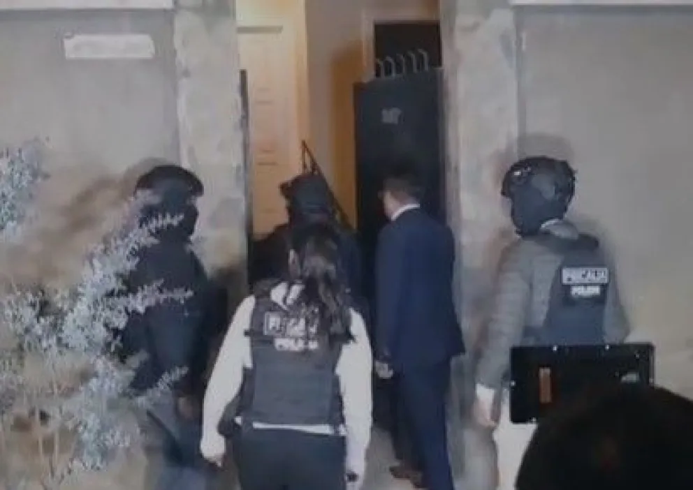 Integrantes de la Policía y la Fiscalía ingresa a uno los inmuebles vinculados a Fernando Cerimedo. Foto: Captura