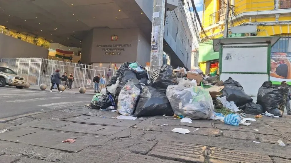 La basura se acumula cerca de la Asamblea Legislativa Plurinacional. Foto: Defensoría del Pueblo