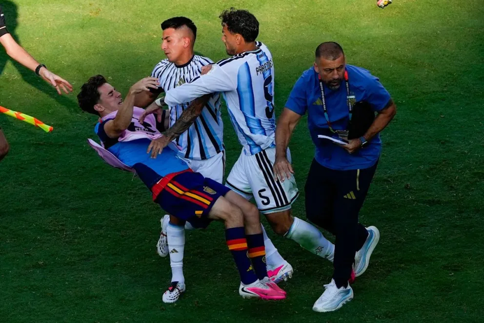 La agresión del jugador argentino en la final frente a España. Foto: Yahoo