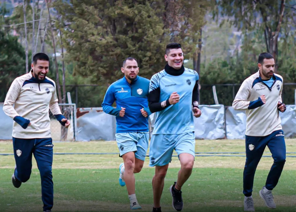 Jugadores del Equipo del Pueblo en el cierre de sus entrenamientos. Foto: CA