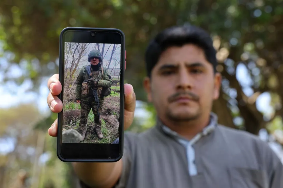 Un hijo de uno de los cientos de peruanos reclutados por Rusia para luchar contra Ucrania, y de quien su familia no tiene noticias desde hace cien días, fue captado al sostener un teléfono móvil con la foto de su padre, durante una entrevista con EFE.