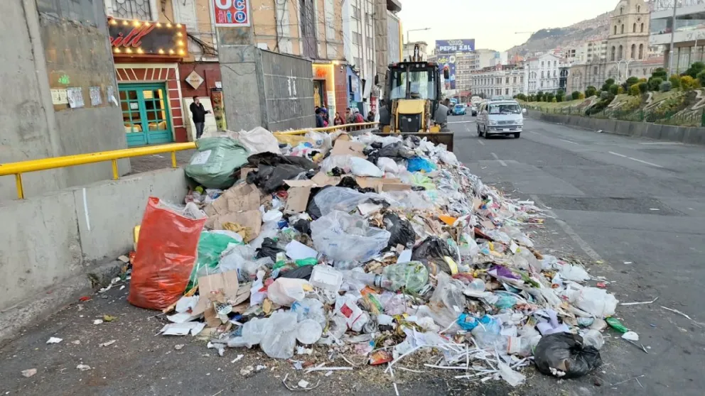 Promontorios de basura en las calles de la ciudad de La Paz. Foto: Saúl Gonzales