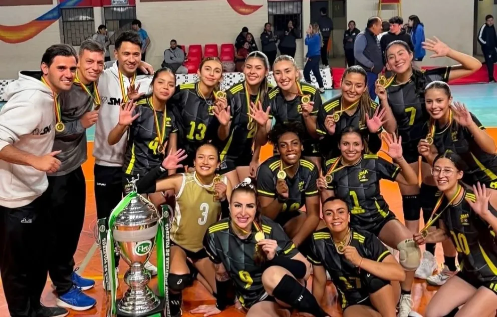 El festejo de las jugadoras y del cuerpo técnico del equipo campeón. Crédito: Club San Martín