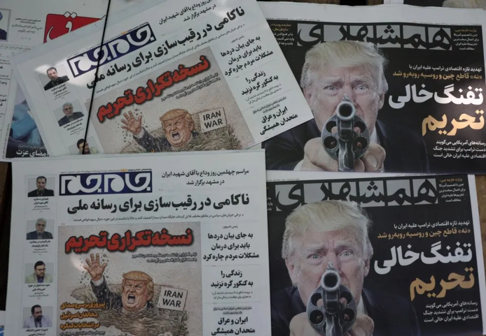 Ejemplares de los diarios iraníes 'Hamshahri' y 'Jame-Jam' muestran fotografías del presidente estadounidense Donald Trump e informan sobre la nueva y severa amenaza económica contra Irán, frente a un quiosco en Teherán (Irán), el 22 de agosto de 2026. EF